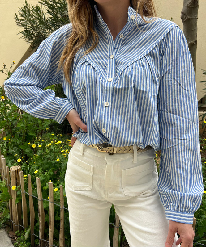 Chemise à rayures bleues et blanches