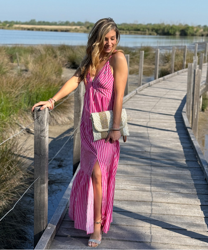 Robe longue rose à rayures blanches dos nu