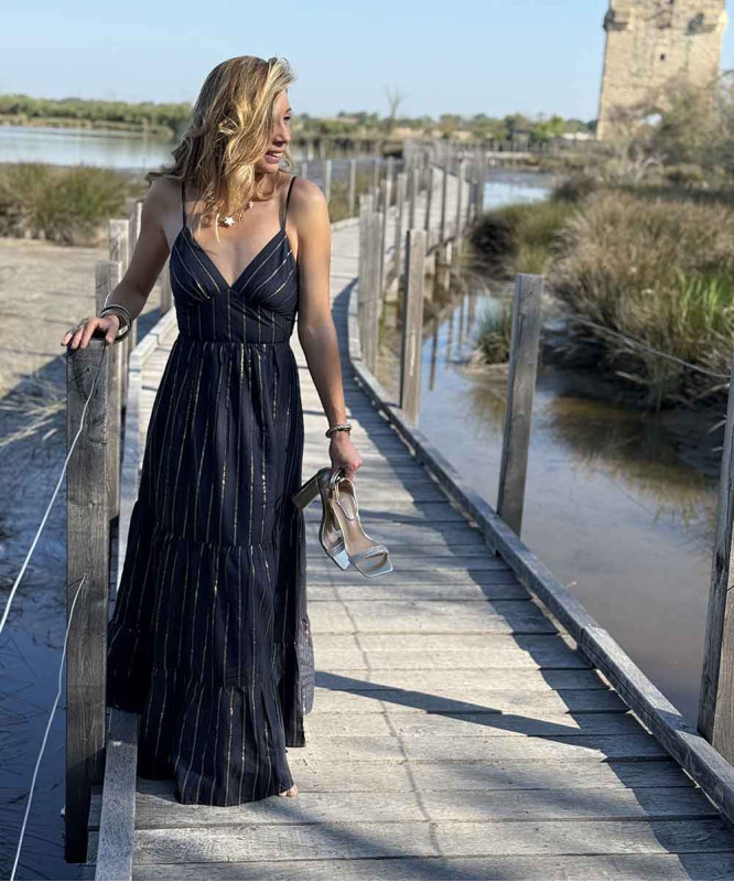 Robe longue noire et rayures dorées nouée dans le dos