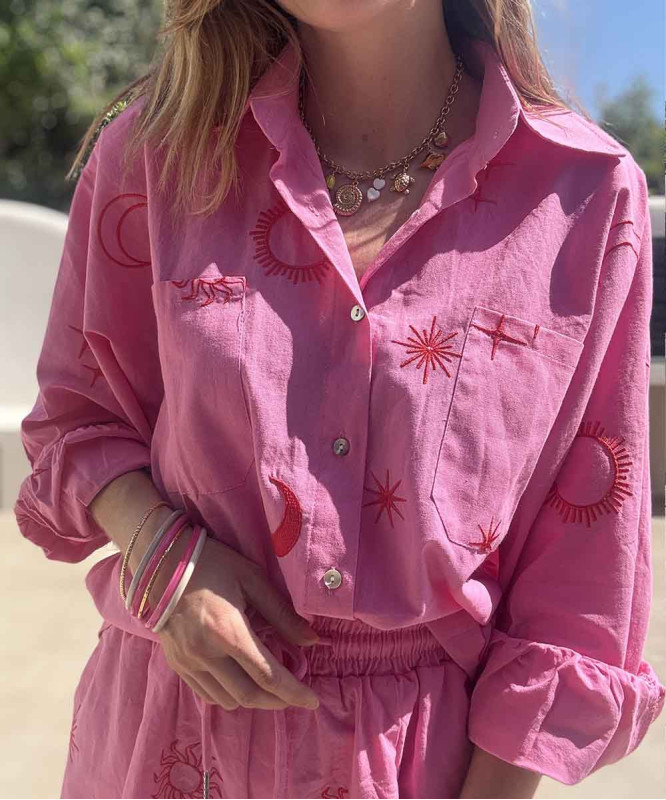 Chemise coton rose motifs astro rouges