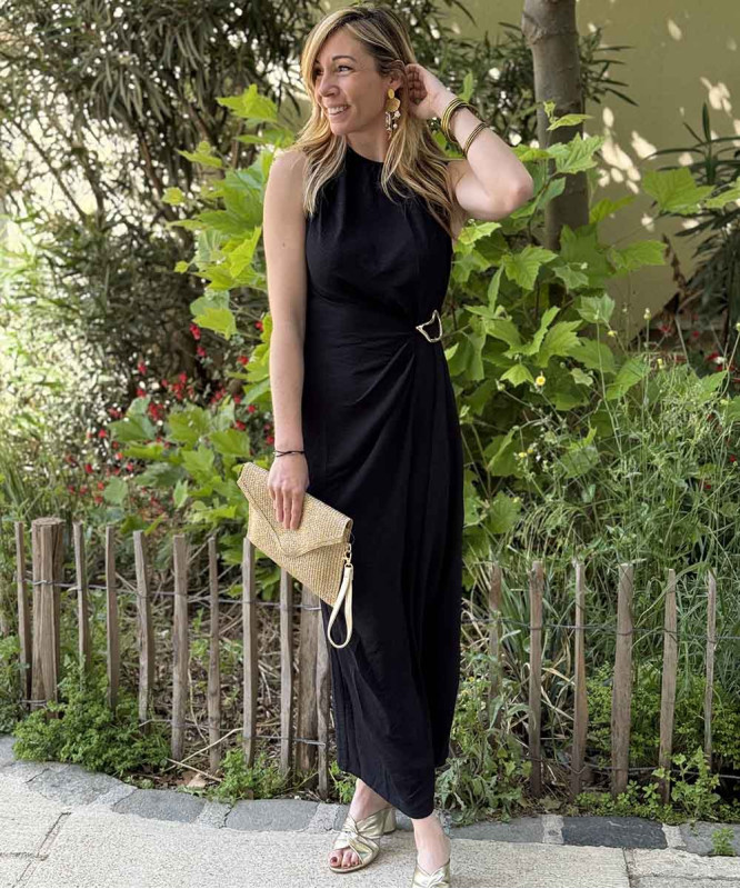 Robe noire drapée bijoux doré ceinture